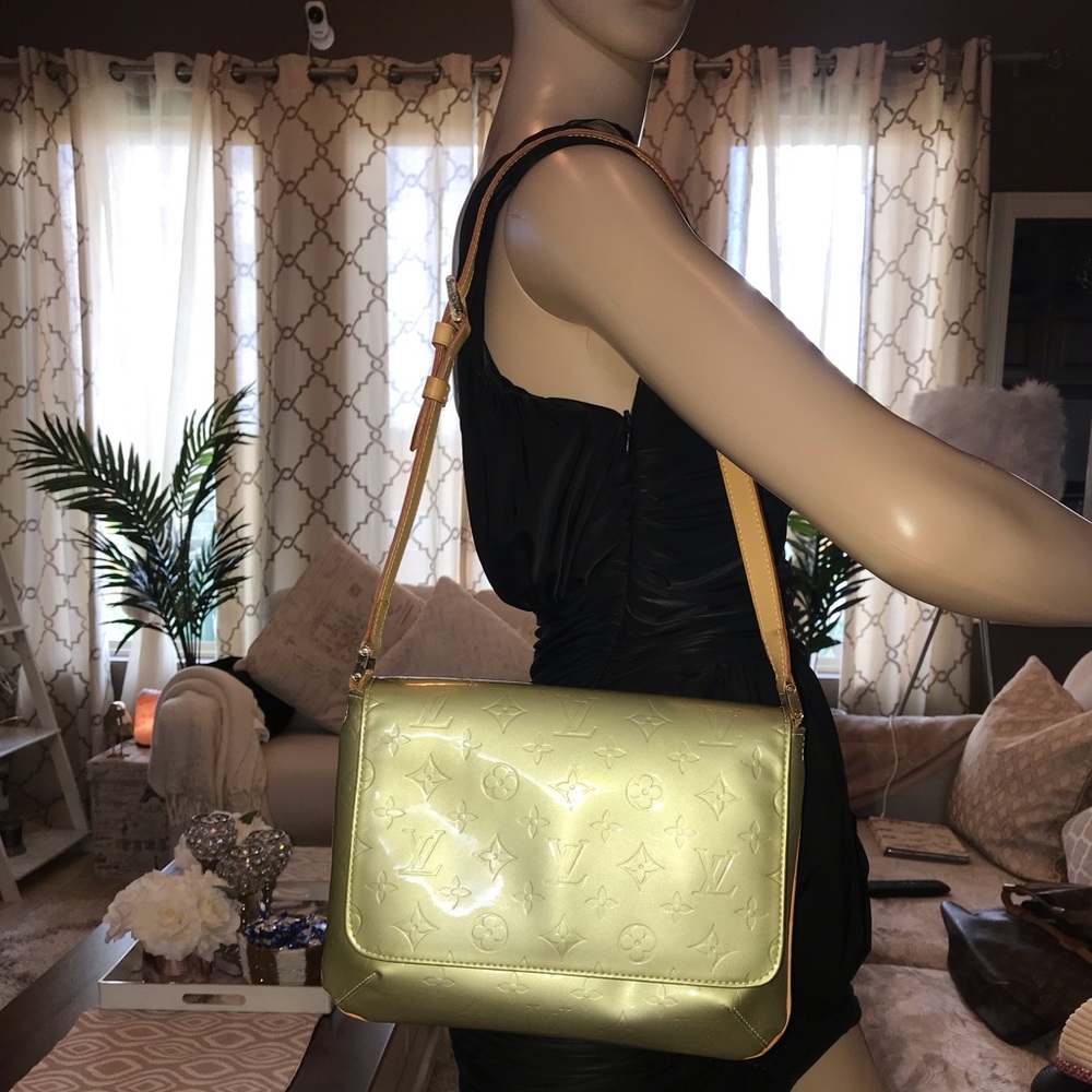 👉SOLD👈AUTHENTIC LOUIS VUITTON VERNIS THOMPSON